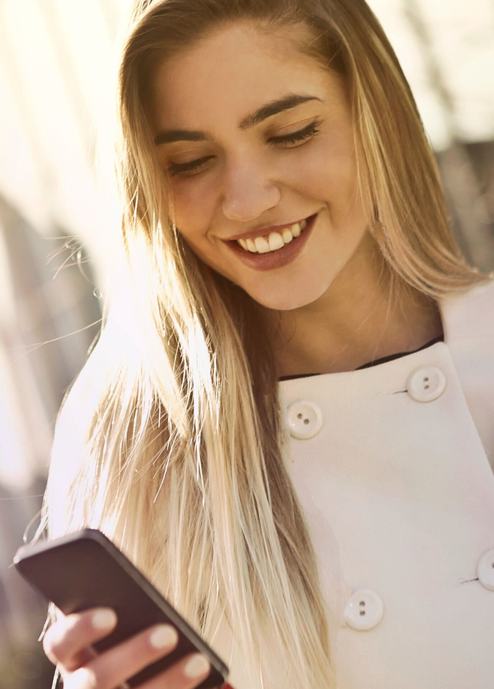 女性がスマホを持って見ている様子